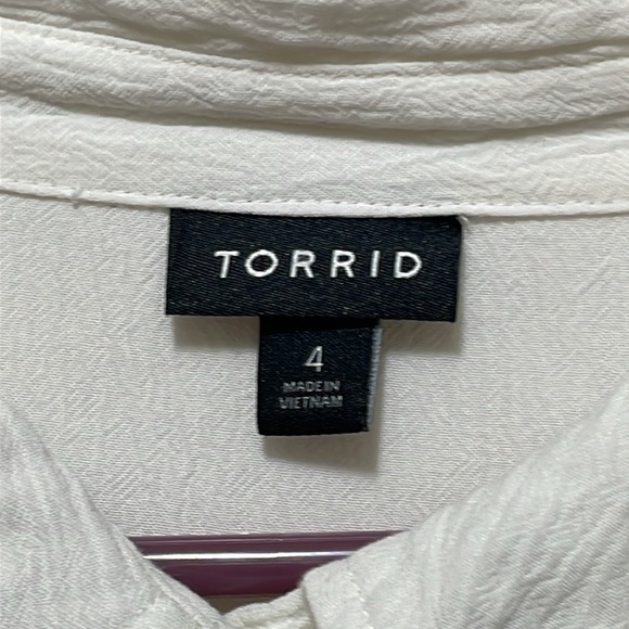 Torrid Women's White Lightweight Blouse. Good Condition. Size 4. - Picture 5 of 8